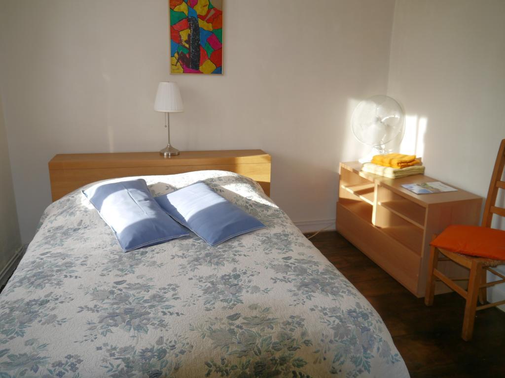 Ajjana Chambres D'Hotes Saint-Saud-Lacoussiere Ruang foto