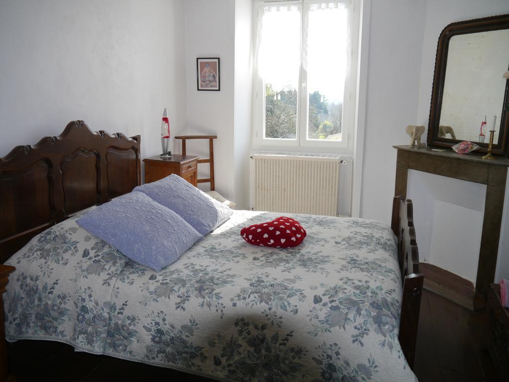 Ajjana Chambres D'Hotes Saint-Saud-Lacoussiere Bagian luar foto