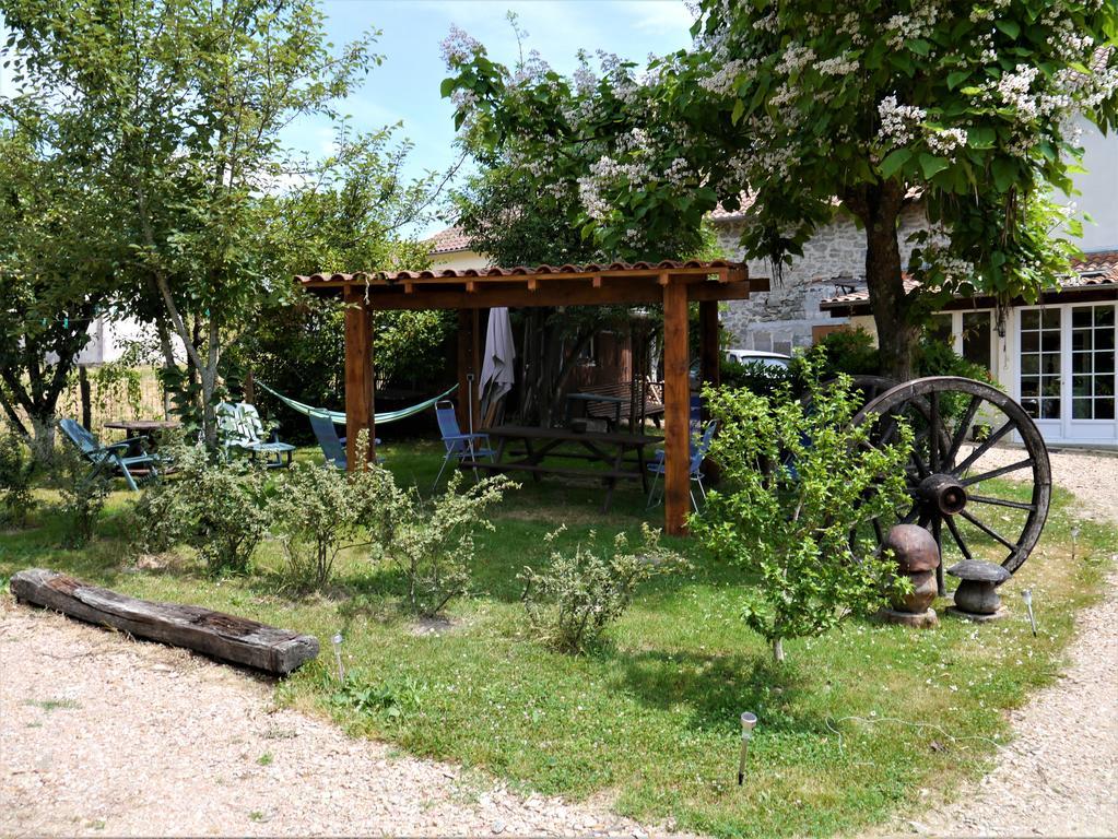 Ajjana Chambres D'Hotes Saint-Saud-Lacoussiere Bagian luar foto