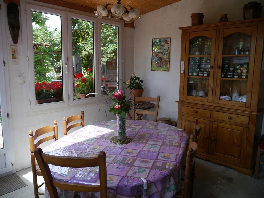 Ajjana Chambres D'Hotes Saint-Saud-Lacoussiere Bagian luar foto